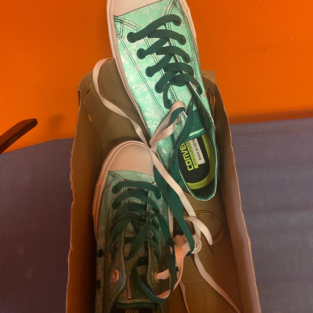 Unisex Sneakers original never worn New Mens 7.5 women 9.5 good cushion insole